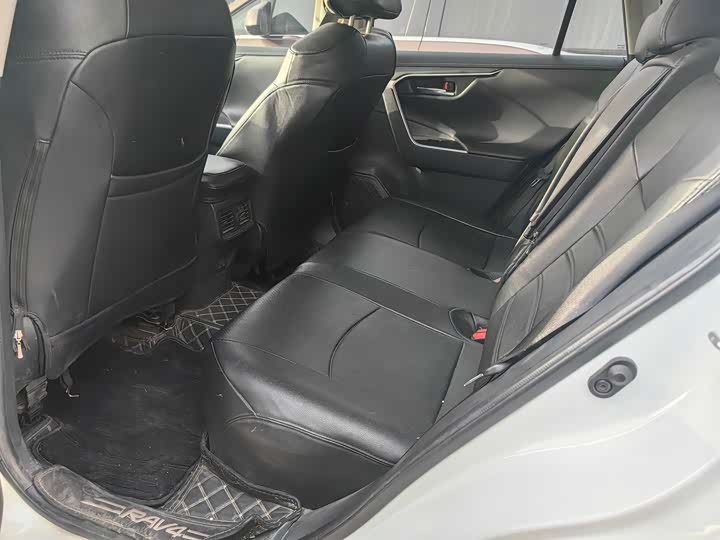 Фото 8 - Toyota RAV4