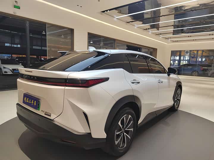 Фото 7 - Lexus RZ