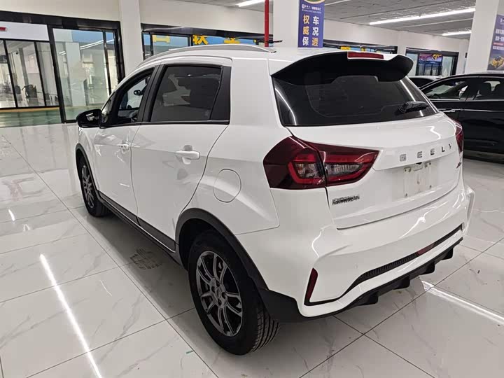 Фото 5 - Geely Vision X3