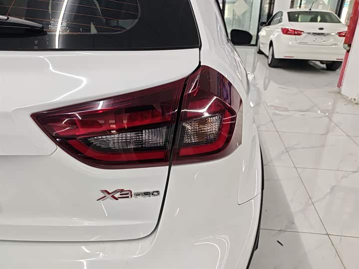 Фото 8 - Geely Vision X3