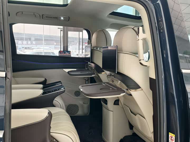 Фото 7 - Denza D9