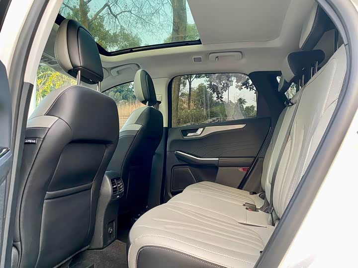 Фото 9 - Ford Escape