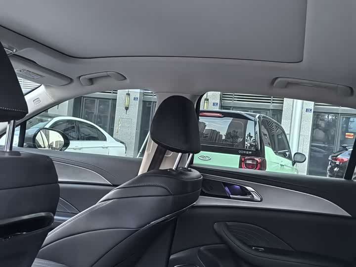 Фото 9 - Hongqi H5