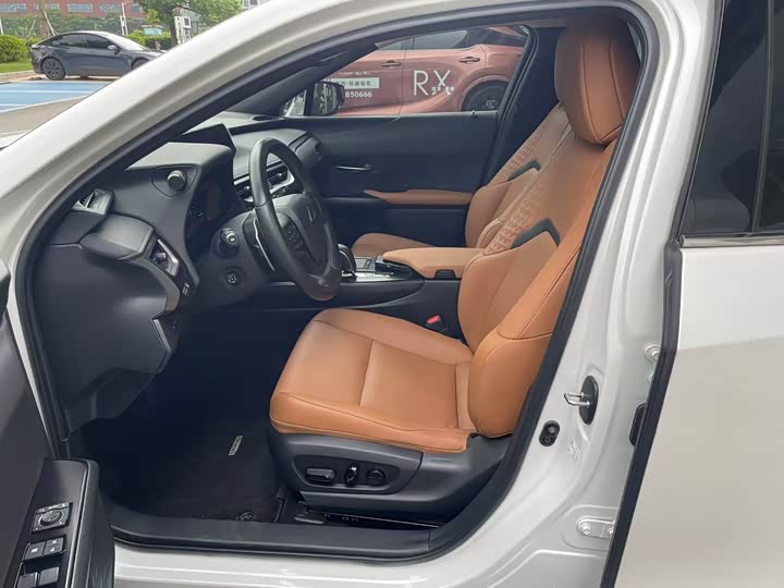 Фото 4 - Lexus UX Hybrid