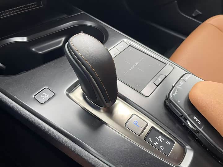 Фото 5 - Lexus UX Hybrid