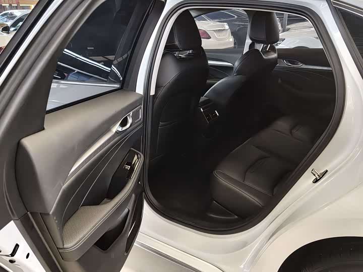 Фото 4 - Geely Preface