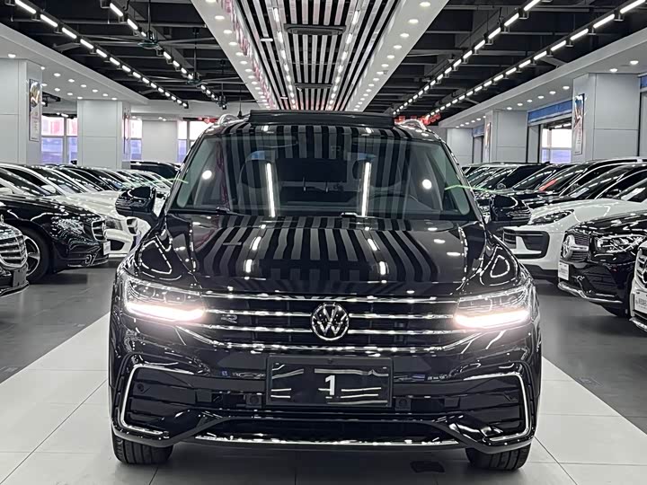 Фото 2 - Volkswagen Tiguan L Pro