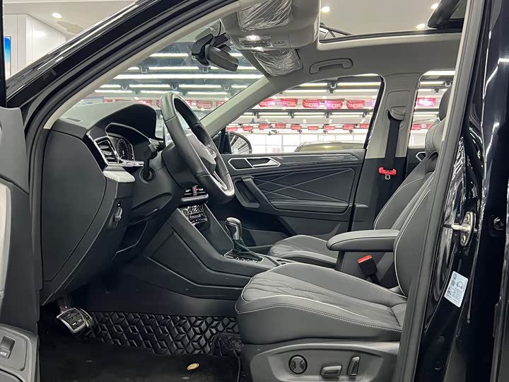 Фото 7 - Volkswagen Tiguan L Pro