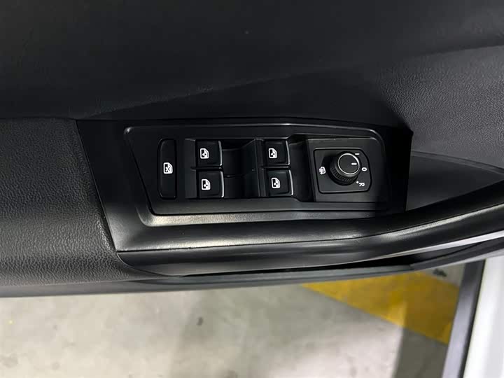 Фото 9 - Volkswagen T-Roc