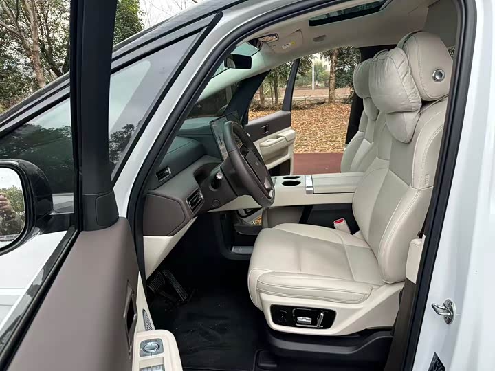 Фото 6 - LiXiang Mega