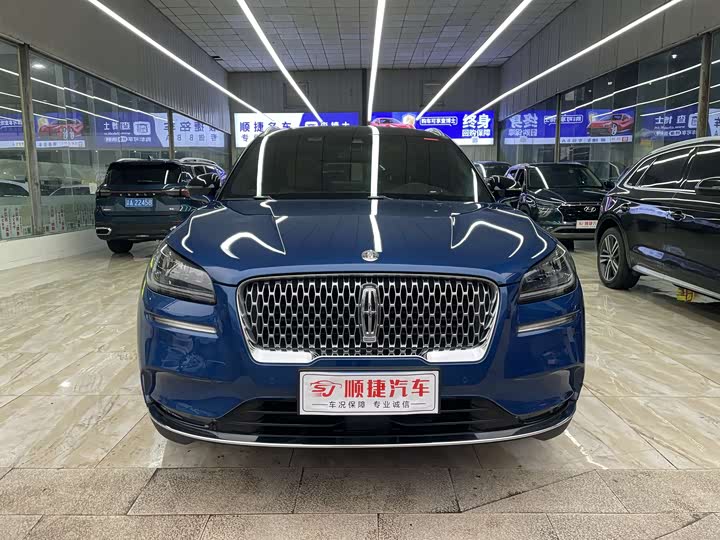 Фото 2 - Lincoln Corsair