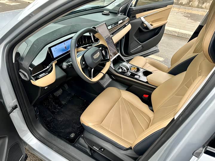 Фото 6 - Geely Atlas L