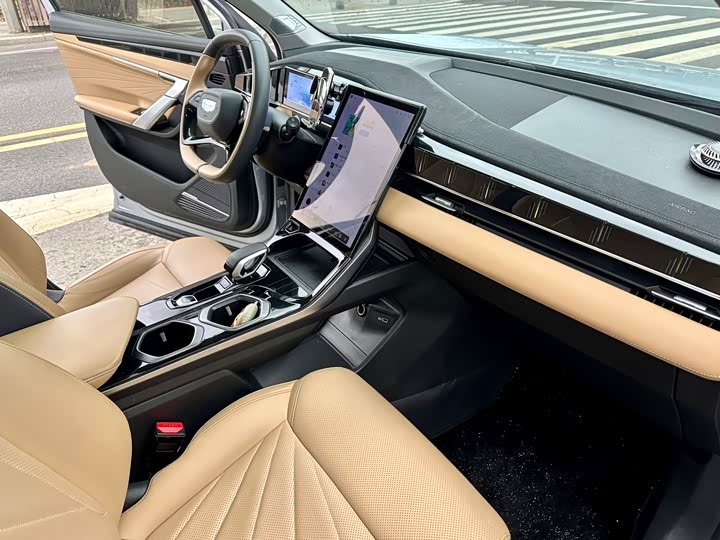 Фото 9 - Geely Atlas L