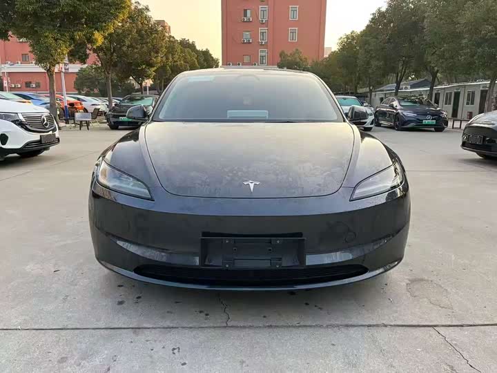 Фото 1 - Tesla Model 3