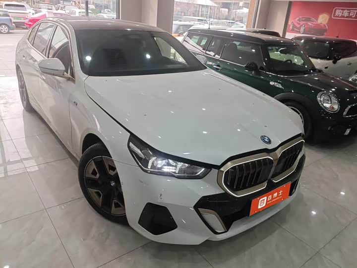 Фото 2 - BMW i5