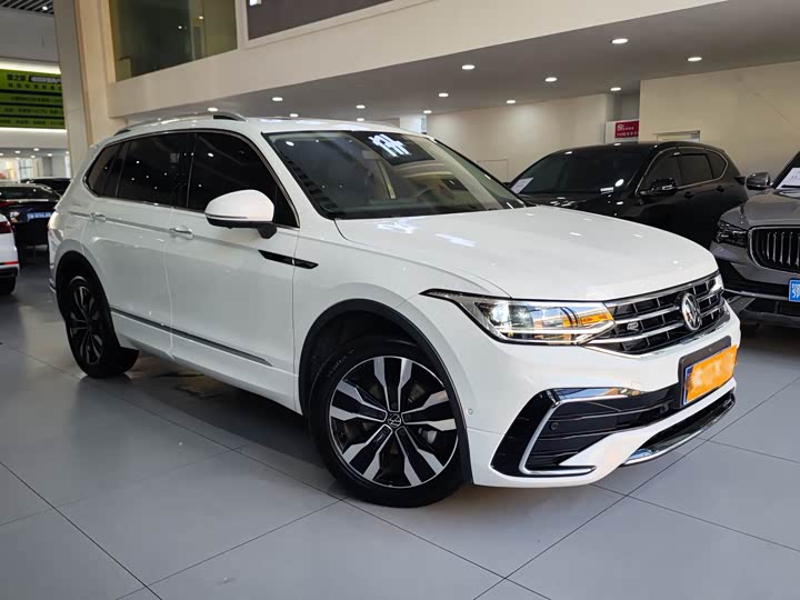 Фото 3 - Volkswagen Tiguan L Pro