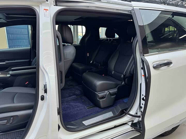 Фото 8 - Toyota Granvia