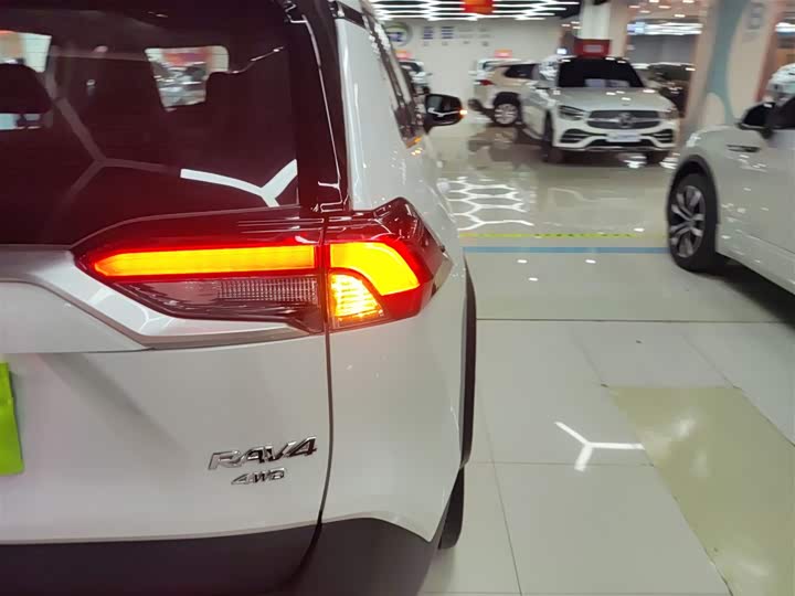 Фото 8 - Toyota RAV4