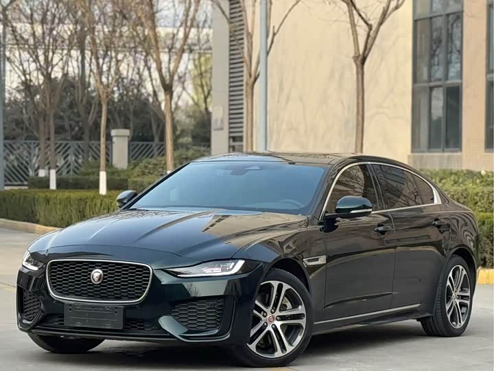 Фото 1 - Jaguar XE L