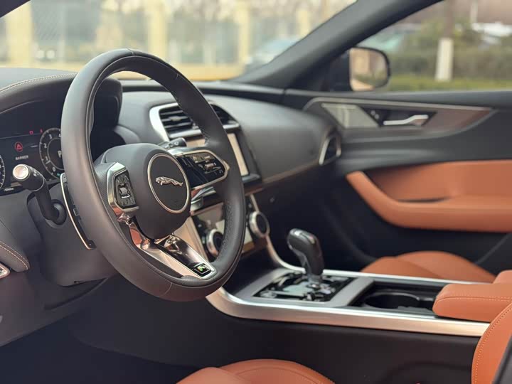 Фото 5 - Jaguar XE L