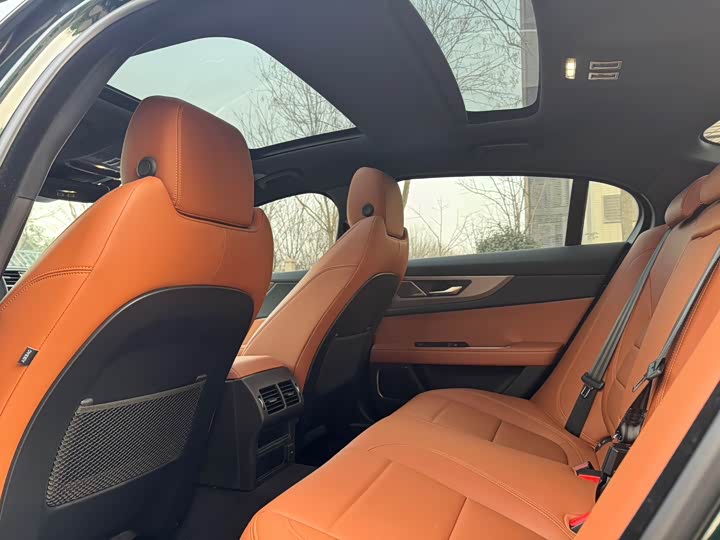 Фото 6 - Jaguar XE L