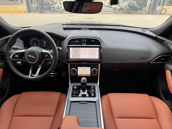 Фото 7 - Jaguar XE L