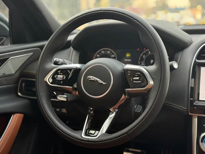 Фото 8 - Jaguar XE L