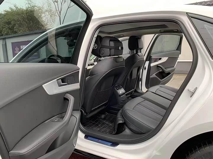 Фото 6 - Audi A4L