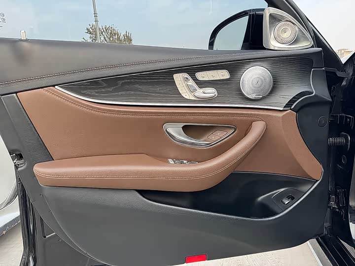 Фото 7 - Mercedes-Benz E-Class