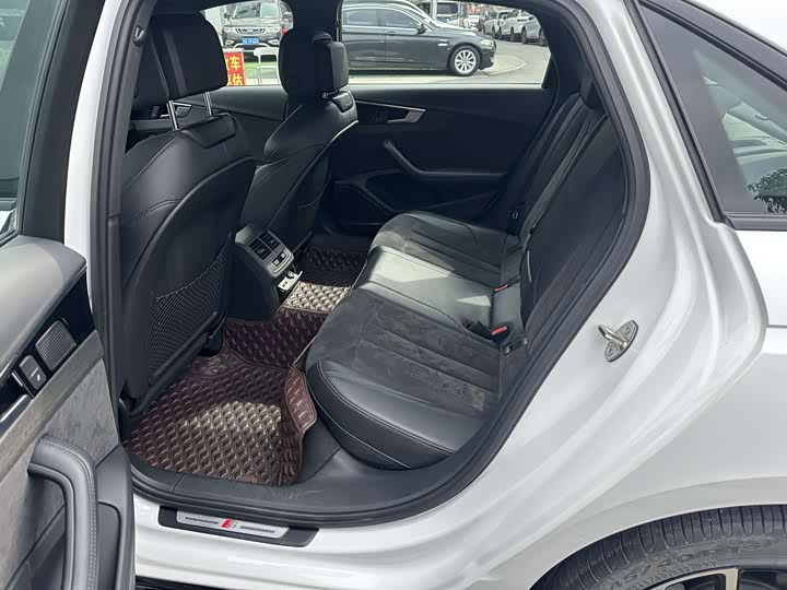 Фото 5 - Audi A4L