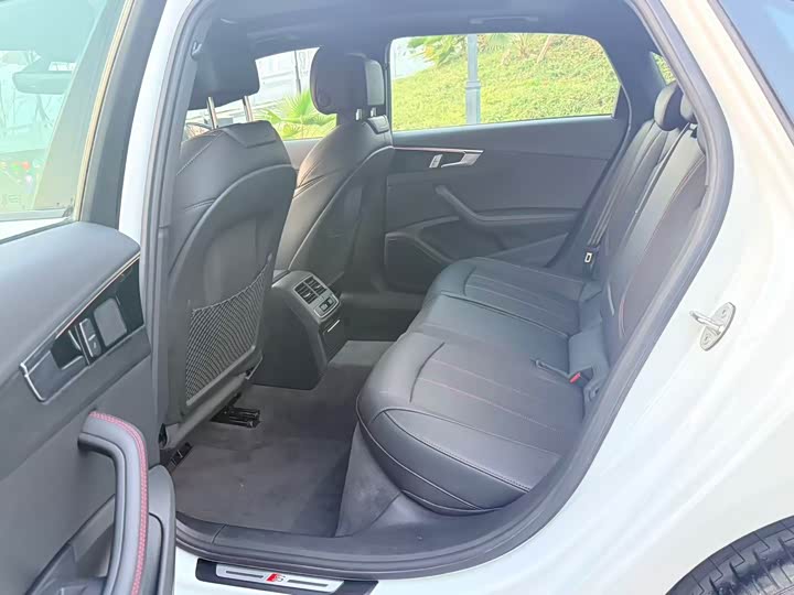 Фото 9 - Audi A4L