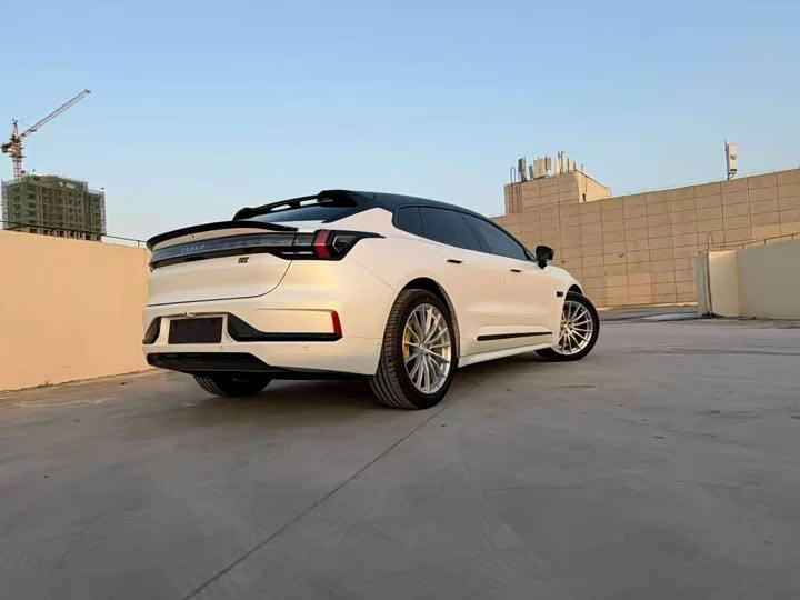 Фото 9 - Zeekr 001