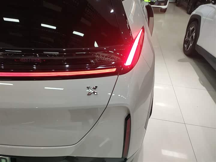 Фото 8 - Zeekr X