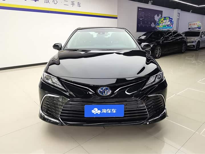 Фото 2 - Toyota Camry