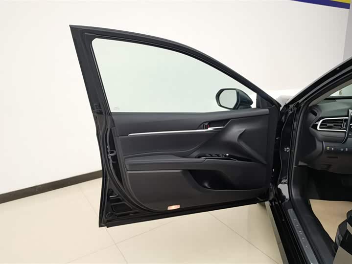 Фото 7 - Toyota Camry