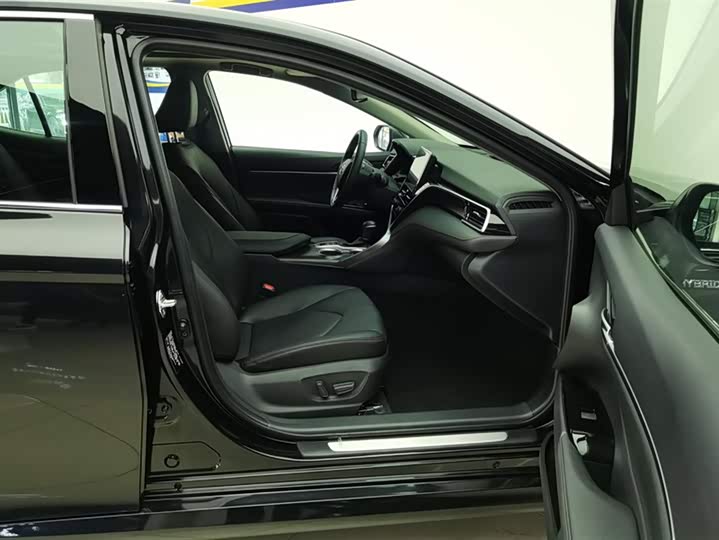 Фото 8 - Toyota Camry