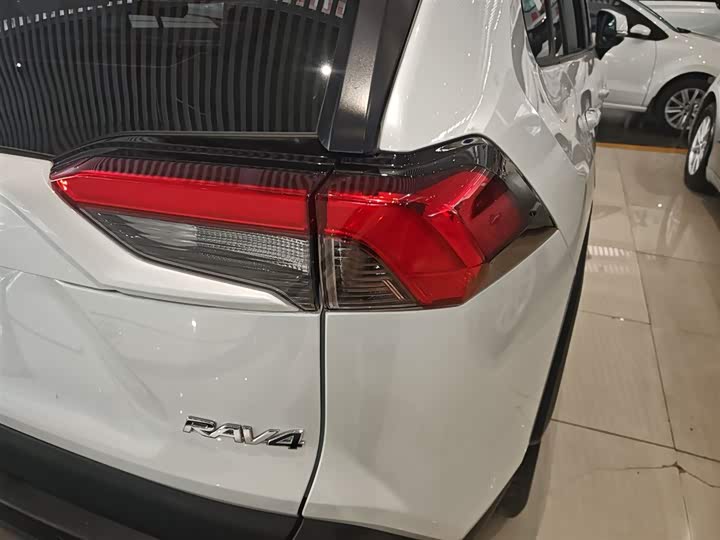 Фото 8 - Toyota RAV4