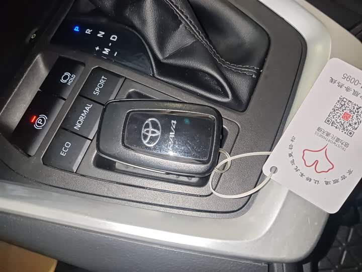 Фото 9 - Toyota RAV4