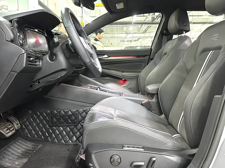 Фото 3 - Volkswagen Golf