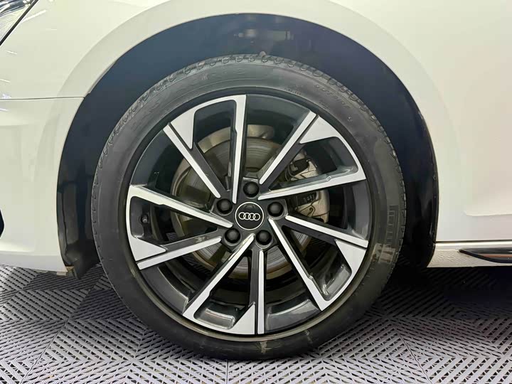 Фото 5 - Audi A4L