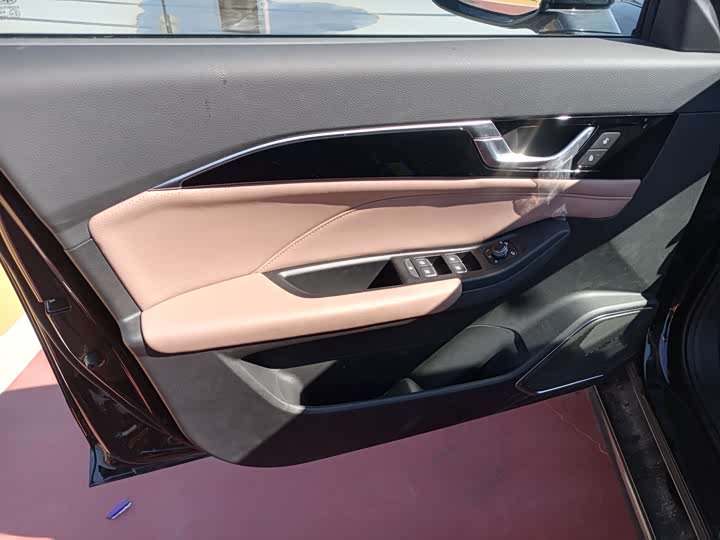 Фото 9 - Bestune B70