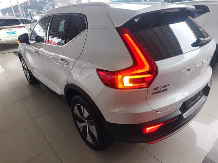 Фото 5 - Volvo XC40