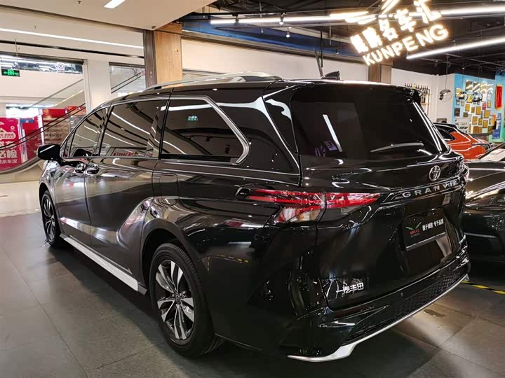 Фото 3 - Toyota Granvia