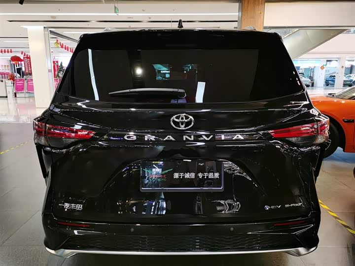 Фото 4 - Toyota Granvia