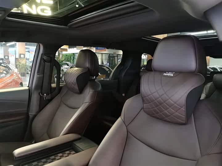 Фото 8 - Toyota Granvia