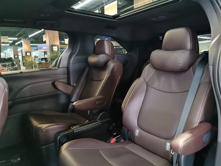 Фото 9 - Toyota Granvia