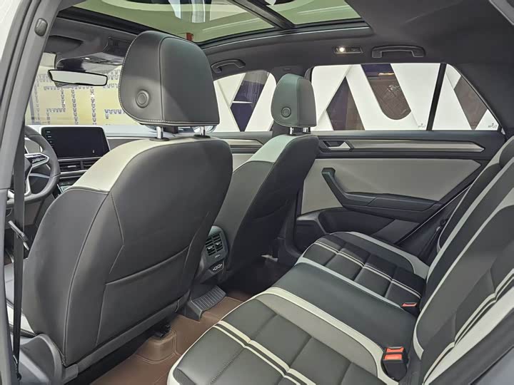 Фото 5 - Volkswagen T-Roc