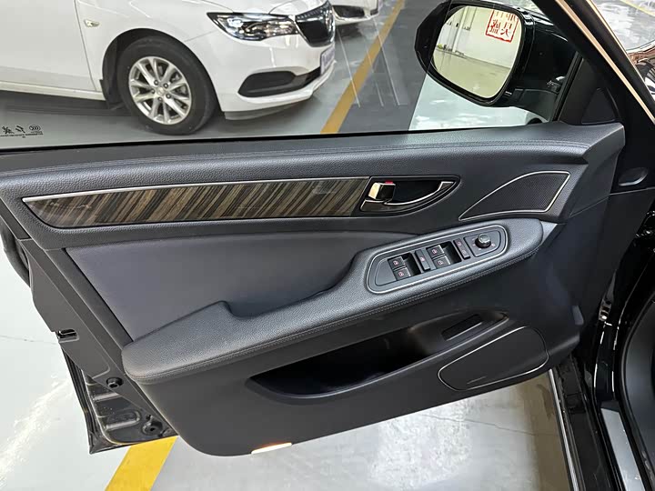 Фото 8 - Hongqi H7