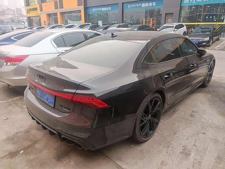 Фото 8 - Audi A7L