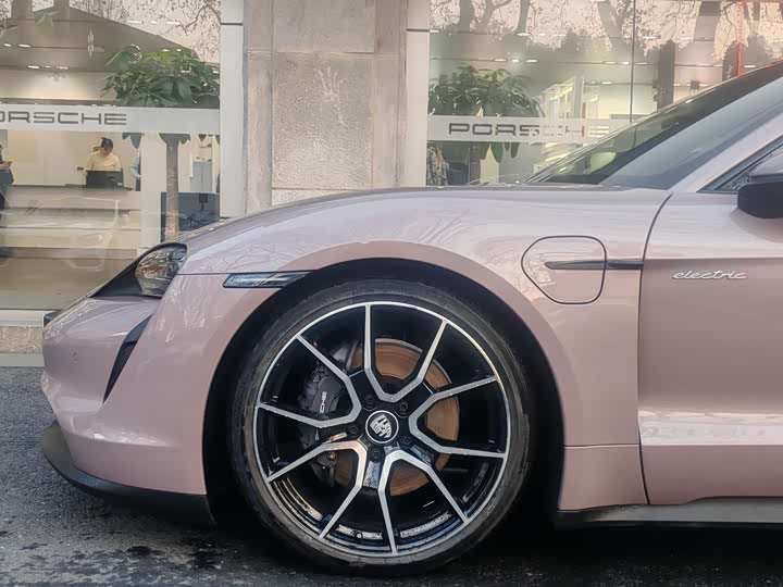 Фото 3 - Porsche Taycan